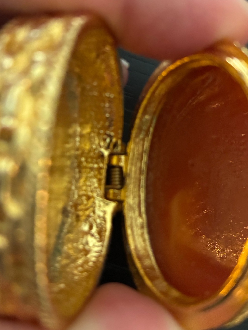 Vintage Classic Cameo Portrait Pill Box in Cream on Coral with Gold Plated - Picture 2 of 4